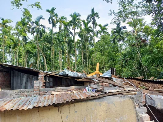 টিনের চালার ওপর বৈদ্যুতিক ফ্যান পড়ে আছে। ছবি: আজকের পত্রিকা