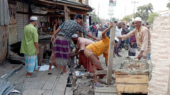 পটুয়াখালী-কুয়াকাটা মহাসড়কের আমতলী একে স্কুল পয়েন্টে হাট বসছে। ছবি: আজকের পত্রিকা