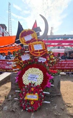 ধসে পড়া রানা প্লাজার সামনে অস্থায়ী স্মৃতিস্তম্ভে ফুল দিয়ে শ্রদ্ধা জানান বিভিন্ন ব্যক্তি ও সংগঠনের নেতা-কর্মীরা