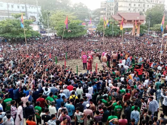 চট্টগ্রামের কোতোয়ালির লালদীঘি মাঠে বলীখেলা। ছবি: আজকের পত্রিকা