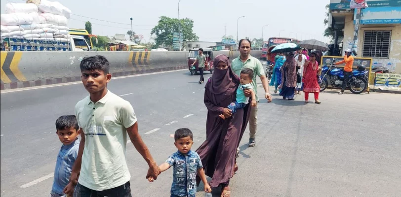 রোববার চট্টগ্রাম নগরীর শাহ আমানত সেতু এলাকায় যাত্রীদের ভিড়। ছবি: হেলাল সিকদার 