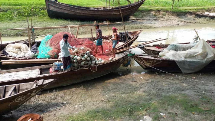 চাঁদপুর সদর উপজেলার ইব্রাহীমপুর ইউনিয়নের মেঘনা নদীর সঙ্গে সংযুক্ত খালে ইলিশ ধরার প্রস্তুতি নিচ্ছেন জেলেরা। ছবি: আজকের পত্রিকা