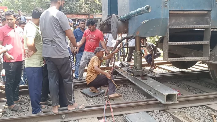 রাজবাড়ীতে লাইনচ্যুত ট্রেনটি উদ্ধারের কাজে ব্যন্ত রেলওয়ের কর্মীরা। ছবি: আজকের পত্রিকা