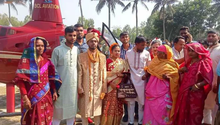 বিয়ে করে বউ নিয়ে হেলিকপ্টারের সামনে পরিবারের সদস্যদের সঙ্গে হজরত আলী। ছবি: আজকের পত্রিকা