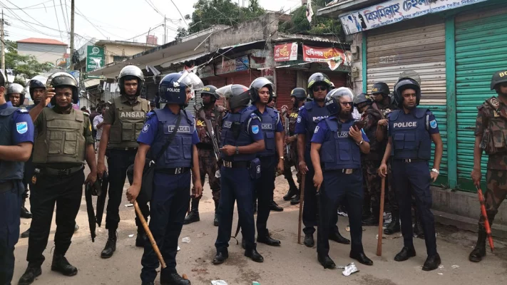 সংঘর্ষ মোকাবিলায় প্রস্তুত আইনশৃঙ্খলা বাহিনীর সদস্যরা। ছবি: আজকের পত্রিকা