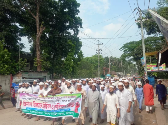 মেলান্দহে মেলা বন্ধের দাবিতে বিক্ষোভ। ছবি: আজকের পত্রিকা