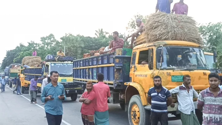 ঢাকা-আরিচা মহাসড়ক অবরোধ করলে সড়কে যান চলাচল বন্ধ হয়ে যায়