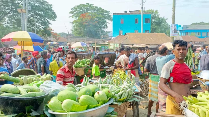 আজ বৃহস্পতিবার দুপুরে ঢাকা-সিলেট মহাসড়কের জঙ্গি-শিবপুর সবজিহাট এলাকায় দীর্ঘ যানজট। ছবি: হারুনূর রশিদ 