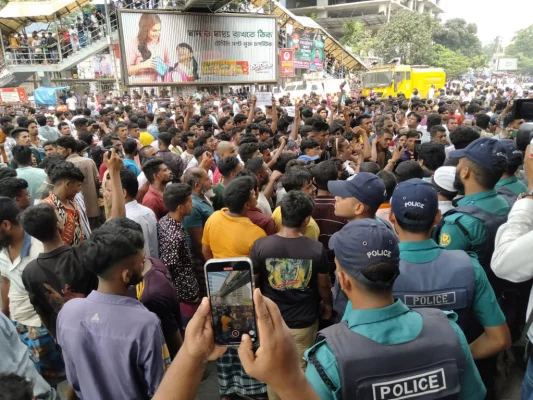 রিকশাচালকদের বিক্ষোভ। ছবি: আজকের পত্রিকা