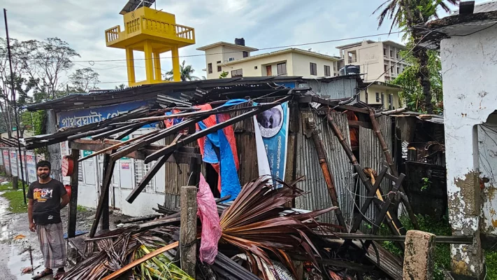 বরগুনার পাথরঘাটায় ঘূর্ণিঝড় রিমালের তাণ্ডব। ছবি: আজকের পত্রিকা