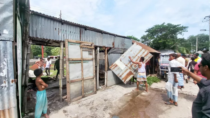 রেলওয়ের জায়াগায় অবৈধ স্থাপনা উচ্ছেদ করা হয়। ছবি: আজকের পত্রিকা