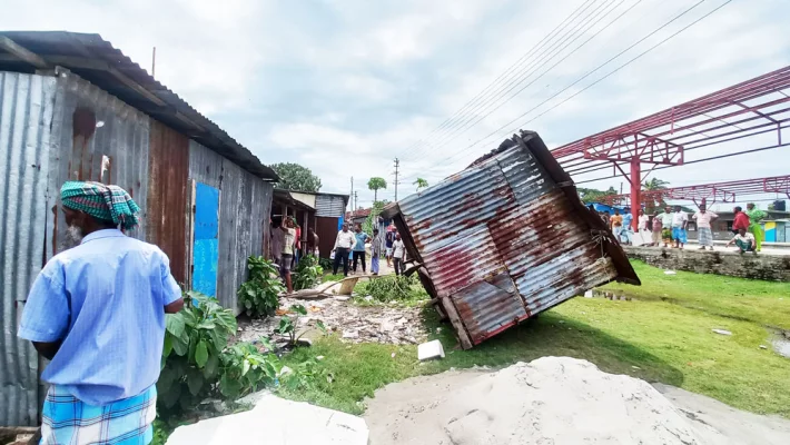 রেলওয়ের জায়াগায় অবৈধ স্থাপনা উচ্ছেদ করা হয়। ছবি: আজকের পত্রিকা