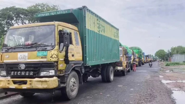 এদিকে দীর্ঘ সময় ফেরি চলাচল বন্ধ থাকার কারণে ঘাট এলাকায় দুই শতাধিক পণ্যবাহী ট্রাক আটকা পড়ে। ছবি: আজকের পত্রিকা