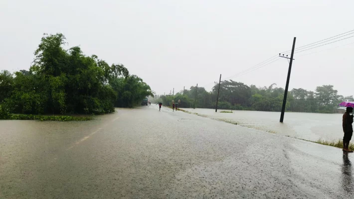 জৈন্তাপুর উপজেলায় বন্যার পানি। ছবি: আজকের পত্রিকা 