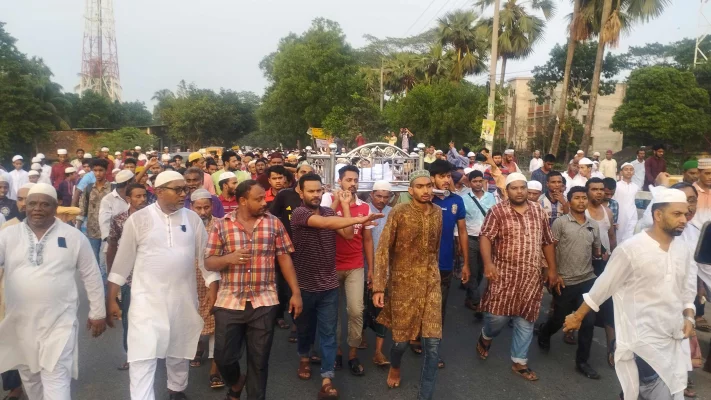 মুরাদ হাসানের জানাজা শেষে বাড়ি ফেরার পথে মিছিল করা হয়