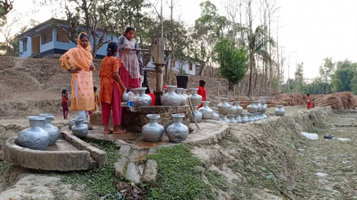 2-আলীকদম সদর ইউনিয়নের ৫ নম্বর ওয়ার্ডে পানি সংগ্রহের জন্য পেতে রাখা কলসির দীর্ঘ সারি