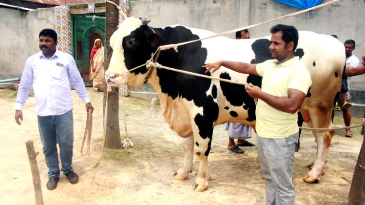 দিনাজপুরের রাজার সঙ্গে ব্যবসায়ী রাজ্জাক (সাদা শার্ট পরিহিত) ও পাশে তাঁর ছোট ভাই