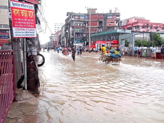 সিলেট নগরের উপশহর পয়েন্টে পানি মাড়িয়ে চলাচল করছে মানুষ