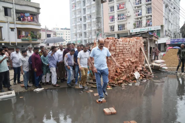 দক্ষিণখানে চলমান উন্নয়নকাজ পরিদর্শন করেন ডিএনসিসি মেয়র মো. আতিকুল ইসলাম। ছবি: আজকের পত্রিকা 