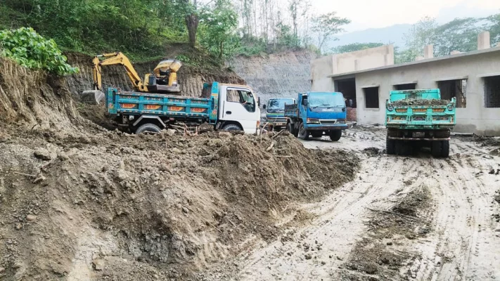 চারটি ট্রাকের করে পাহাড় কেটে মাটি সরবরাহ করা হচ্ছে।