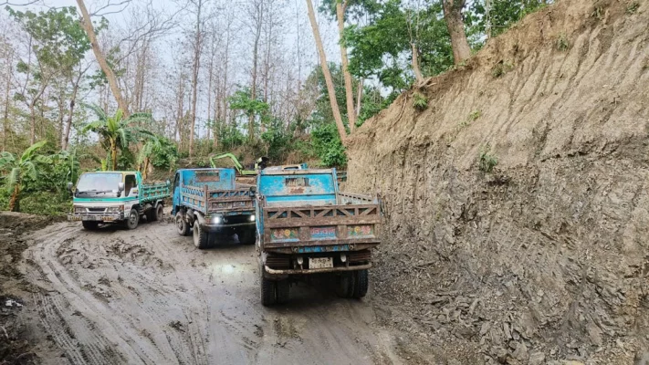 চারটি ট্রাকের করে পাহাড় কেটে মাটি সরবরাহ করা হচ্ছে। ছবি: আজকের পত্রিকা