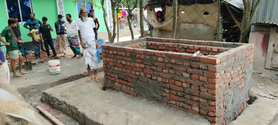 কবরের পাশে দাঁড়িয়ে আছেন বৃদ্ধ হানিফ। ছবি: আজকের পত্রিকা