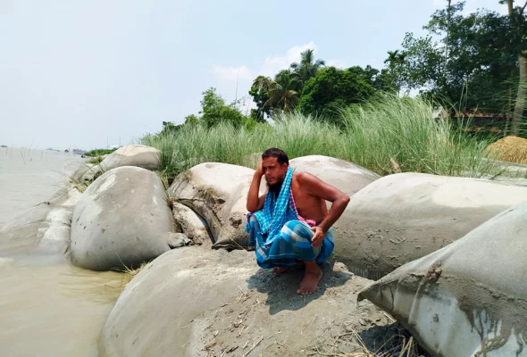 বর্ষা শুরুর আগেই নদীর পানি বৃদ্ধি পাওয়ায় জিও ব্যাগ ভেঙে যাচ্ছে