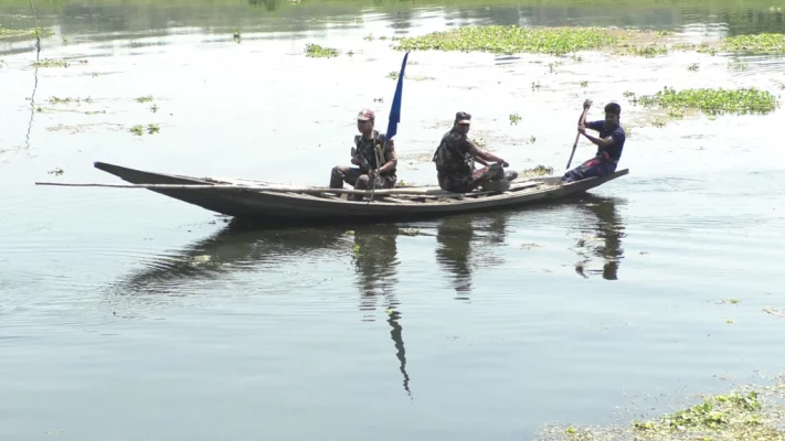 যশোরের বেনাপোল সীমান্তে ইছামতী নদীতে নৌকায় বিজিবি সদস্যদের সতর্ক অবস্থান। ছবি: আজকের পত্রিকা 