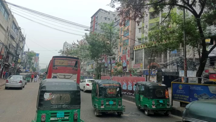 রাস্তায় যথেষ্ট পরিমাণ গণপরিবহন ও যাত্রী রয়েছে। ছবি: আজকের পত্রিকা 