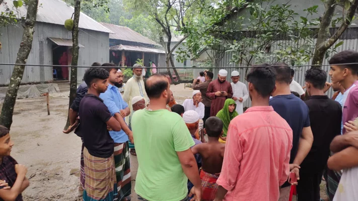 ফয়সাল আবেদিনের নিহতের খবরে বাড়িতে স্থানীয়রা ভিড় জমান। ছবি: আজকের পত্রিকা 