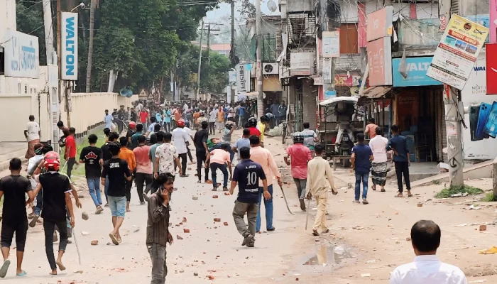  দুই পক্ষের সংঘর্ষ চলাকালে ইটপাটকেল নিক্ষেপ করা হয়