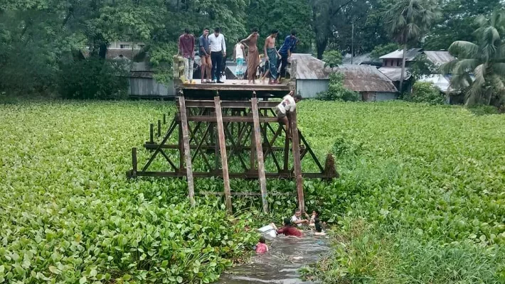 আমতলীতে ভেঙে খালে পড়া ব্রিজ