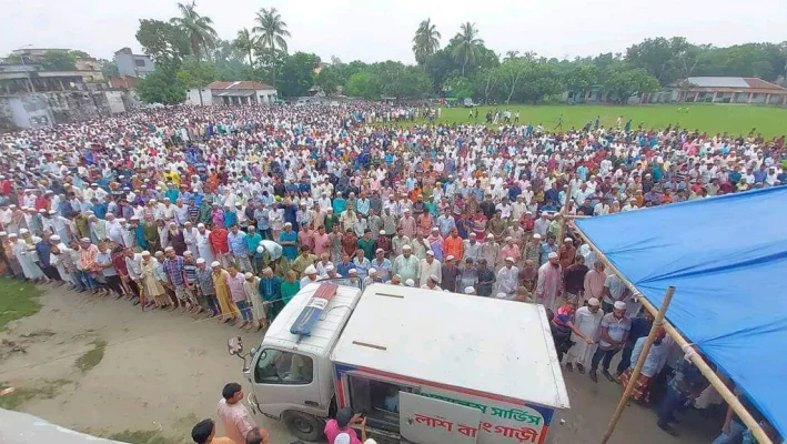 দুর্গাপুর পাইলট উচ্চবিদ্যালয় মাঠে জানাজা অনুষ্ঠিত হয়। ছবি: আজকের পত্রিকা