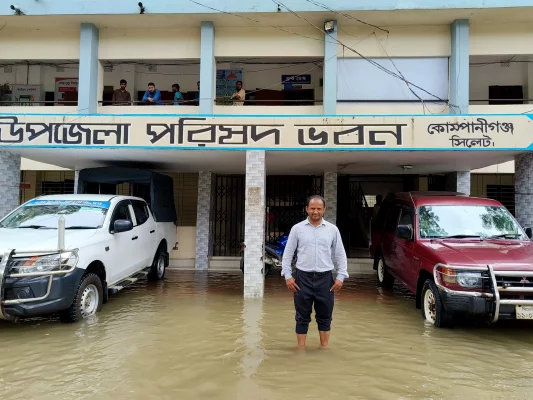 কোম্পানীগঞ্জ উপজেলা পরিষদ ভবনের বাইরের গাড়ি পার্কিং এলাকা তলিয়ে গেছে পানিতে। ছবি: আজকের পত্রিকা