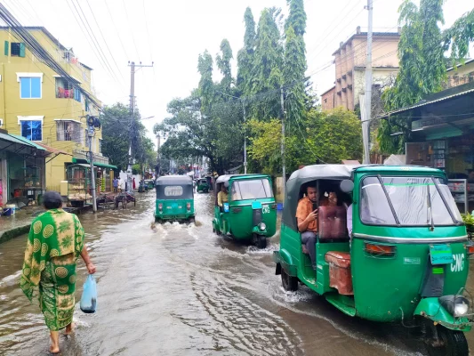 পানিতে তলিয়ে গেছে সিলেট নগরের যতরপুর এলাকা। ছবি: আজকের পত্রিকা