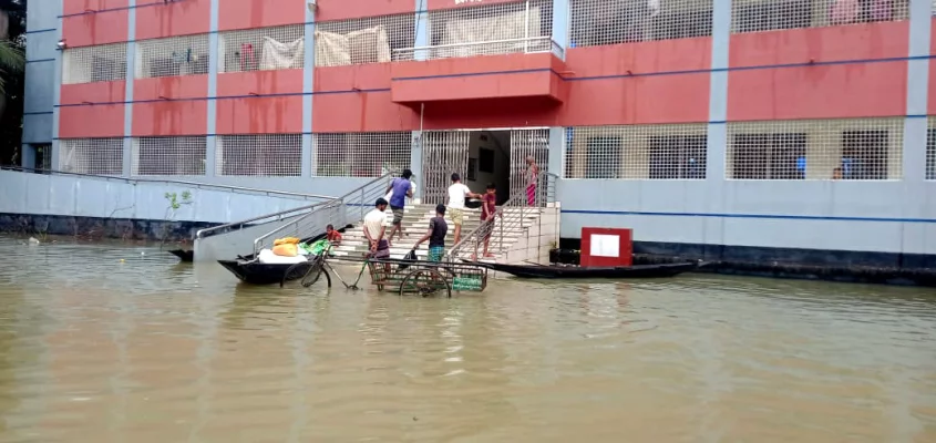 গোয়াইনঘাটের নোয়াগাঁও আশ্রয়কেন্দ্রের সামনের মাঠ পানিতে তলিয়ে গেছে। ছবি: আজকের পত্রিকা