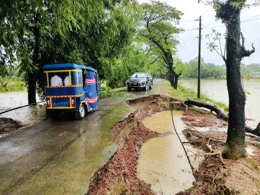 পানির স্রোতে ক্ষতিগ্রস্ত গোয়াইনঘাট সদর কলেজ রোড। ছবি: আজকের পত্রিকা