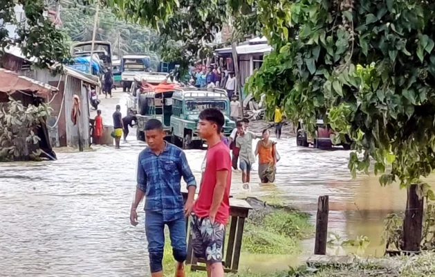 বাঘাইহাট এলাকায় পানি কমতে শুরু করায় গাড়ি চলাচল শুরু হয়েছে। ছবি: আজকের পত্রিকা 