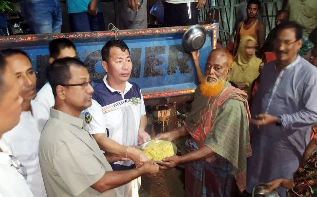 আশ্রয়কেন্দ্রগুলোতে খিচুড়ি বিতরণ করা হয়। ছবি: আজকের পত্রিকা 