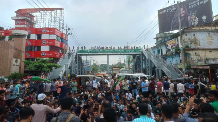 মহাসড়ক অবরোধ করে আন্দোলন করেন চট্টগ্রাম বিশ্ববিদ্যালয়ের শিক্ষার্থীরা। ছবি: আজকের পত্রিকা