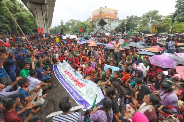 তৃতীয় দিনের মতো রাজধানীর শাহবাগ মোড় অবরোধ করে রেখেছে ঢাকা বিশ্ববিদ্যালয়ের (ঢাবি) শিক্ষার্থীরা। ছবি: আজকের পত্রিকা