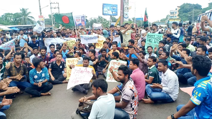 কোটা বাতিলের দাবিতে বেরোবি শিক্ষার্থীদের মহাসড়ক অবরোধ