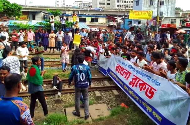 নগরীর ষোলশহর রেলস্টেশন অবরোধ করে শিক্ষার্থীরা। এতে পর্যটক এক্সপ্রেস ট্রেনটি আটকা পড়ে। ছবি: আজকের পত্রিকা