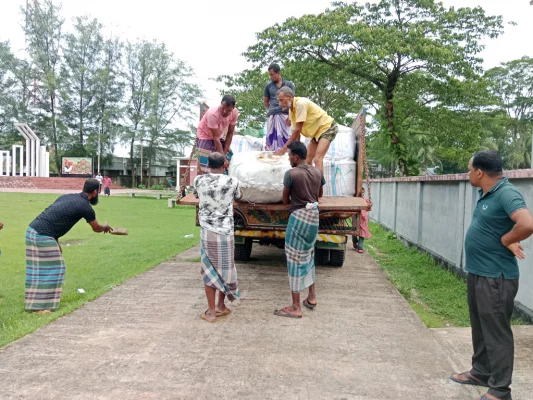 জব্দ করা মাছ ট্রাক থেকে নামানো হয়। ছবি: আজকের পত্রিকা