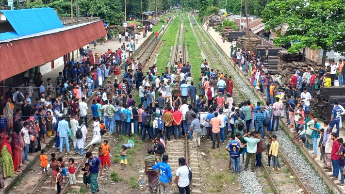 নগরীর ষোলশহর রেলস্টেশন অবরোধ করে শিক্ষার্থীরা। এতে পর্যটক এক্সপ্রেস ট্রেনটি আটকা পড়ে। ছবি: আজকের পত্রিকা