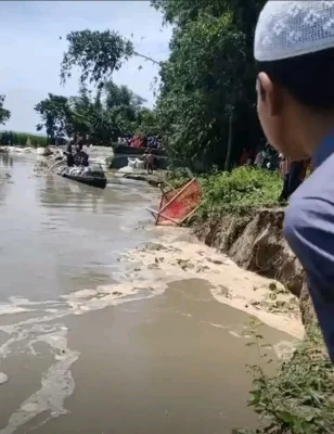 ভাঙন রোধে জিও ব্যাগ ফেলা হচ্ছে। ছবি: আজকের পত্রিকা