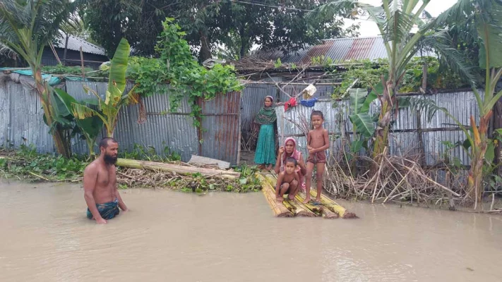 গাইবান্ধার বিভিন্ন এলাকায় বিশুদ্ধ পানিরও সংকট দেখা দিয়েছে। ছবি: আজকের পত্রিকা