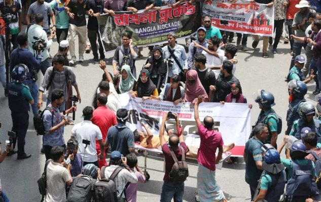 বুধবার বেলা ১১টা ৪৫ মিনিটে শাহবাগে ‘ব্লকেড’ কর্মসূচি পালন করেন ঢাকা বিশ্ববিদ্যালয়ের আন্দোলনকারী শিক্ষার্থীরা। ছবি: আজকের পত্রিকা