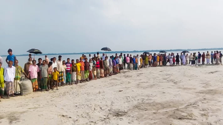 চলতি অর্থবছরেই তিস্তা মহাপরিকল্পনার কাজ শুরুর দাবিতে গণ–অবস্থান কর্মসূচি। ছবি: আজকের পত্রিকা