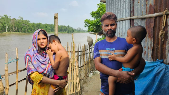 আত্রাই নদীর ভাঙনের মুখে একটি পরিবারের বসতঘর। আজ রোববার নওগাঁর ধামইরহাট উপজেলার খেলনা ইউনিয়নের উদয়শ্রী বাজারীপাড়া এলাকায়। ছবি: আজকের পত্রিকা 